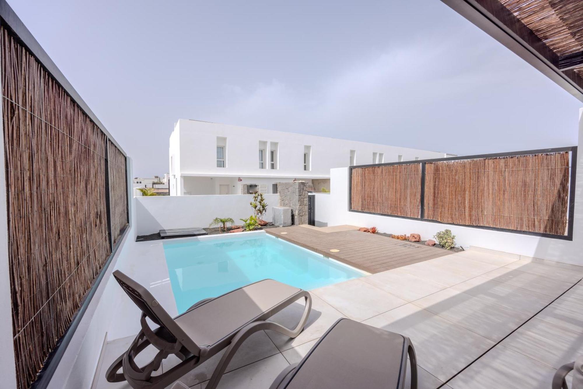 Serena Holiday Homes By Livvo Плая Бланка Екстериор снимка